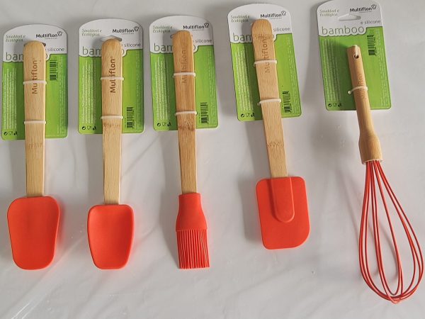 KIT COM 5 UTENSILIOS DE SILICONE E CABO DE BAMBOO MULTIFLON